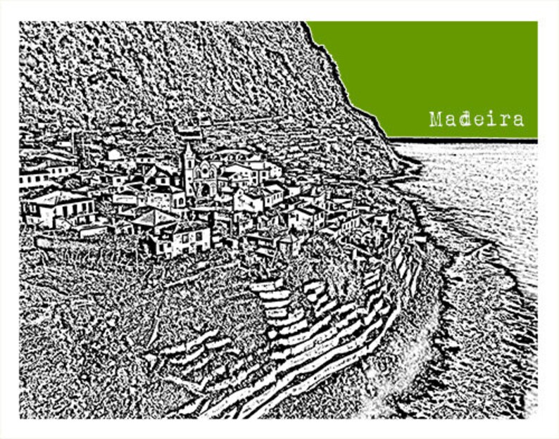 Peut inclure: Une illustration en noir et blanc d'une ville c&ocirc;ti&egrave;re &agrave; Mad&egrave;re, au Portugal. La ville est construite sur une falaise abrupte avec des jardins en terrasses et une &eacute;glise au centre. L'oc&eacute;an est visible en arri&egrave;re-plan.