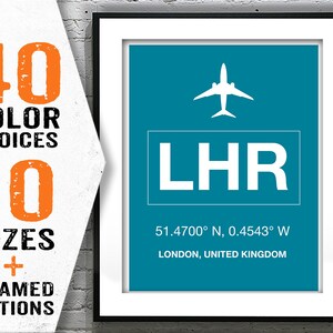 以下が含まれることがあります： 白い飛行機のアイコン、コード「LHR」、座標「北緯 51.4700 度、西経 0.4543 度」、およびテキスト「ロンドン、イギリス」が書かれたターコイズブルーの空港コードプリント。