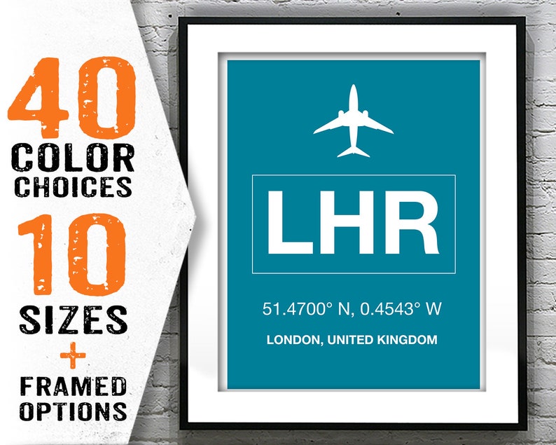 以下が含まれることがあります： 白い飛行機のアイコン、コード「LHR」、座標「北緯 51.4700 度、西経 0.4543 度」、およびテキスト「ロンドン、イギリス」が書かれたターコイズブルーの空港コードプリント。