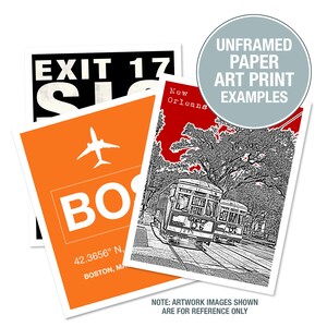 Puede incluir: Tres ejemplos de impresiones de arte en papel sin enmarcar. La primera impresi&oacute;n es una ilustraci&oacute;n en blanco y negro de un tranv&iacute;a en Nueva Orleans. La segunda impresi&oacute;n es una ilustraci&oacute;n en blanco y negro de un avi&oacute;n con el texto "BOS" y "42.3656&deg; N. BOSTON, MA". La tercera impresi&oacute;n es una ilustraci&oacute;n en blanco y negro de un cartel que dice "EXIT 17".
