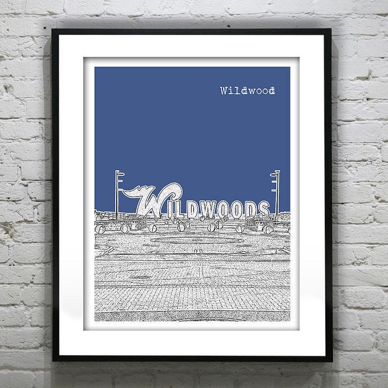Puede incluir: Una ilustraci&oacute;n azul y blanca del letrero de Wildwoods con el texto "Wildwoods" en letras blancas. El letrero est&aacute; sobre un fondo azul con el texto "Wildwood" en letras blancas en la parte superior.