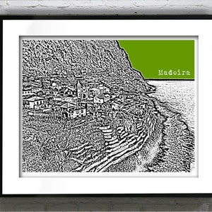 Peut inclure: Illustration en noir et blanc d'une ville sur une falaise avec le mot "Mad&egrave;re" en texte vert.