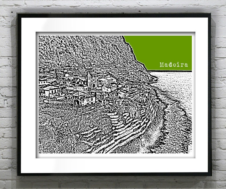 Peut inclure: Illustration en noir et blanc d'une ville sur une falaise avec le mot "Mad&egrave;re" en texte vert.