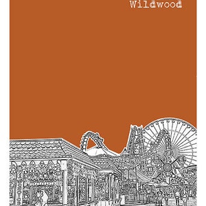 K&ouml;nnte beinhalten: Eine Schwarzwei&szlig;illustration eines Vergn&uuml;gungsparks an der Strandpromenade in Wildwood, New Jersey. Die Illustration zeigt ein Karussell, ein Riesenrad und andere Fahrgesch&auml;fte. Der Text "Wildwood" ist oben im Bild in Wei&szlig; geschrieben.