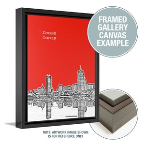 Puede incluir: Un lienzo enmarcado con una silueta de ciudad en blanco y negro sobre un fondo rojo. El texto "framed Canvas" est&aacute; impreso en blanco en la parte superior del lienzo.