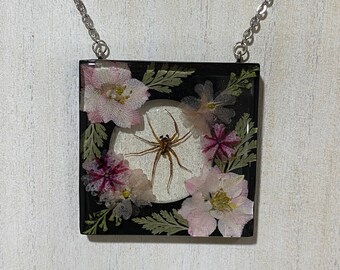 Floral spider pendant, real bug jewelry, gothic necklace, real insect jewelry, insect taxidermy, witchy jewelry, resin jewelry, Halloween