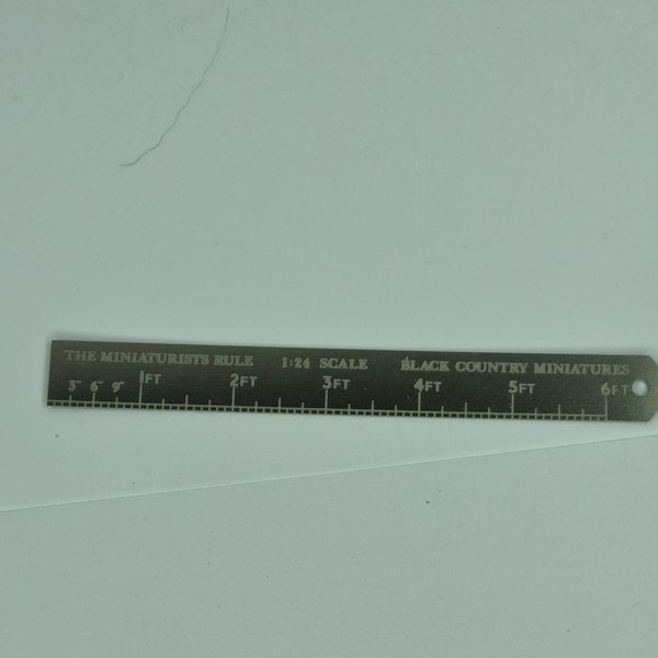 Ein skaliertes Lineal für 24. Maßstab Black Country Miniaturen.  Lineal