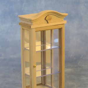 Vitrina con estantes de cristal a escala 1/12 de Dolls House Direct BEF153