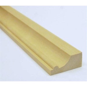 May include: A light wood moulding with a curved edge and a rounded profile. The moulding is approximately 3.8 cm wide and 2.5 cm thick.
