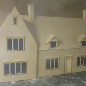 Poppenhuis DIY-binnendeuren en trapleuningen voor het Cotswold House DHDCot