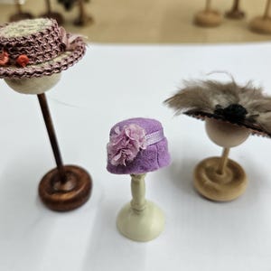 12th scale Dolls House Set of Miniature Hats and stands - HD51a
