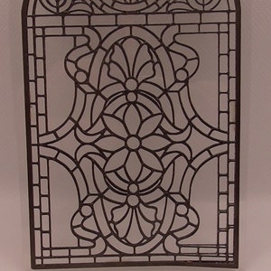 Peut inclure: Un motif de fen&ecirc;tre en vitrail noir avec un motif floral. Le motif est en forme d'arche et pr&eacute;sente un motif r&eacute;p&eacute;titif de fleurs et de feuilles.