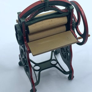 Puppenhaus der 12.Skala The Mangle, voll funktionsfähig, handgefertigt, exklusiv DHKG1