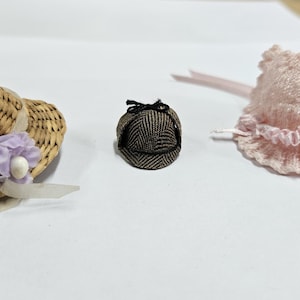 Zestaw domków dla lalek w skali 12, z kapeluszami i podstawkami w miniaturze - HD56a