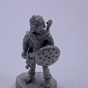 Poppenhuisminiaturen schaal 12, metalen ornament ridder, BTH21