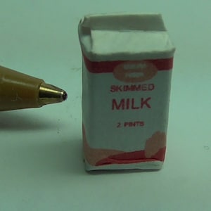 1/12 schaal Poppenhuis Voedseldoos van Magere Melk (Rood) LHK34