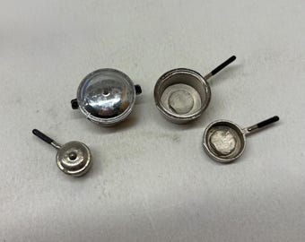 1:12.Skala Puppenhaus-Miniatur, Silbertöpfe und Pfannen, PEP09