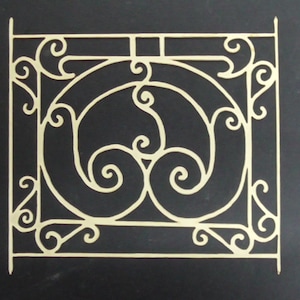 Puede incluir: Una puerta de metal decorativa con un acabado blanco y un diseño de espiral. La puerta está hecha de metal delgado y tiene una forma rectangular.