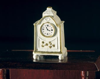 1/12 skalierte Puppenhaus-Miniatur vergoldete weiße Randuhr 3693