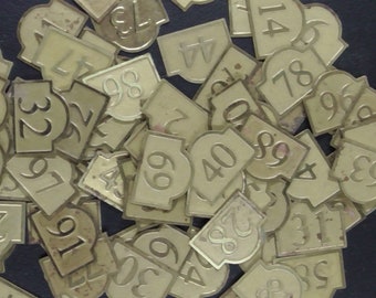 Numéro de maison à l'échelle 12 par Ironwork et Black Country miniatures. IRBHNB en laiton