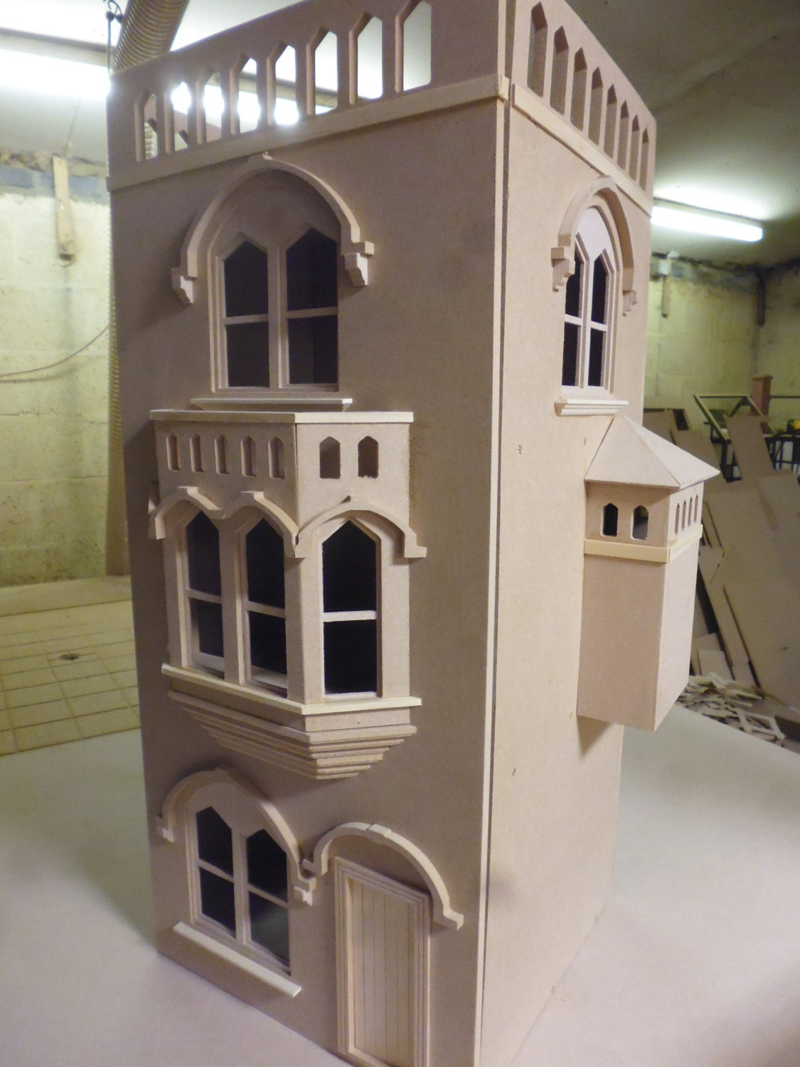 Kit Casa Per Bambole In Scala 1:12 'The Tower House' &ndash; Stile Medievale Tudor, 3 Piani, DHD