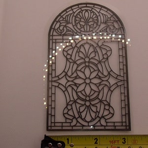 Peut inclure: Un carreau de fen&ecirc;tre d&eacute;coratif en m&eacute;tal avec un motif de vitrail. Le carreau mesure environ 30 cm de haut et 15 cm de large.