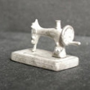 1/24 scale Hand Crank Sewing Machine DS42