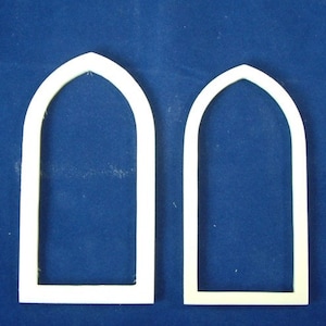Puede incluir: Dos marcos de ventana blancos y arqueados se muestran sobre un fondo azul oscuro. Los marcos son rectangulares con un arco apuntado en la parte superior, que se asemeja a un diseño de ventana gótica. Los marcos son de material opaco.