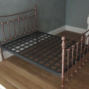 Kit per casa delle bambole in scala 1/12 con letto matrimoniale vittoriano e struttura in metallo, modello DHD401