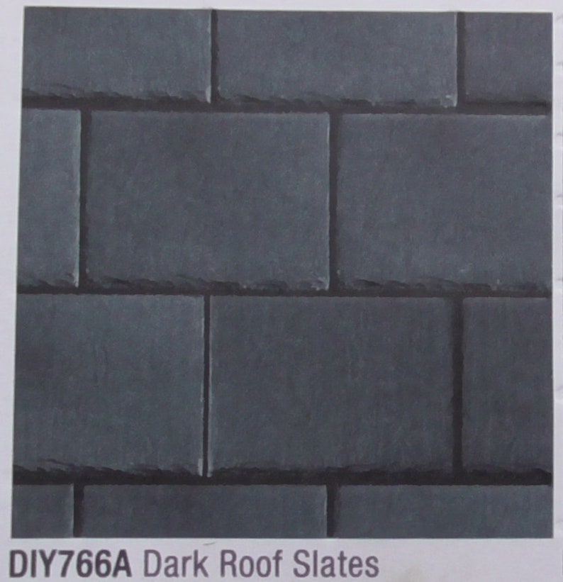 Pu&ograve; includere: Primo piano di ardesie scure per tetti disposte a motivo rettangolare. Le ardesie hanno una superficie strutturata e sono di dimensioni variabili. Il testo "DIY766A Dark Roof Slates" &egrave; in basso.