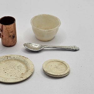 1/12th Scale Dolls House Miniatures, Kitchen, Dining, Kitchen ware T39