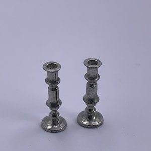 12e schaal poppenhuisminiaturen, metalen kandelaars, BTH17