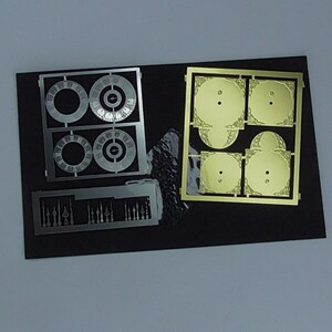 12e schaal miniatuur 2 x Wijzerplaat met wijzers van Ironwork en Black Country miniatures.  IRSC2