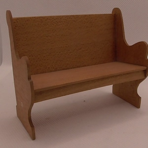 Op de afbeelding: Een houten bank met een hoge rugleuning en een eenvoudig ontwerp. De bank is gemaakt van lichtbruin hout en heeft een gladde afwerking.