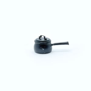 12e schaal Dolls House Medium steelpan met deksel gietijzeren ontwerp KS032M