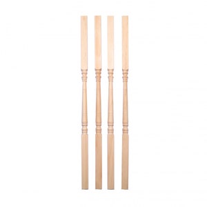 Può includere: Quattro balaustre in legno non rifinite, ciascuna con una parte superiore rettangolare e un fuso tornito e decorativo. Le balaustre sono in legno di colore chiaro e sono disposte verticalmente su uno sfondo bianco.