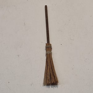 12th scale Dolls House   1 x Witches Broom  RB21