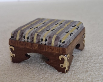 1:12th Scale, Dolls House, Furniture, Foot Stool   Artisan made  QU15a