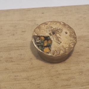12th scale Dolls House Miniature Open Round  Meat Pie   RD11