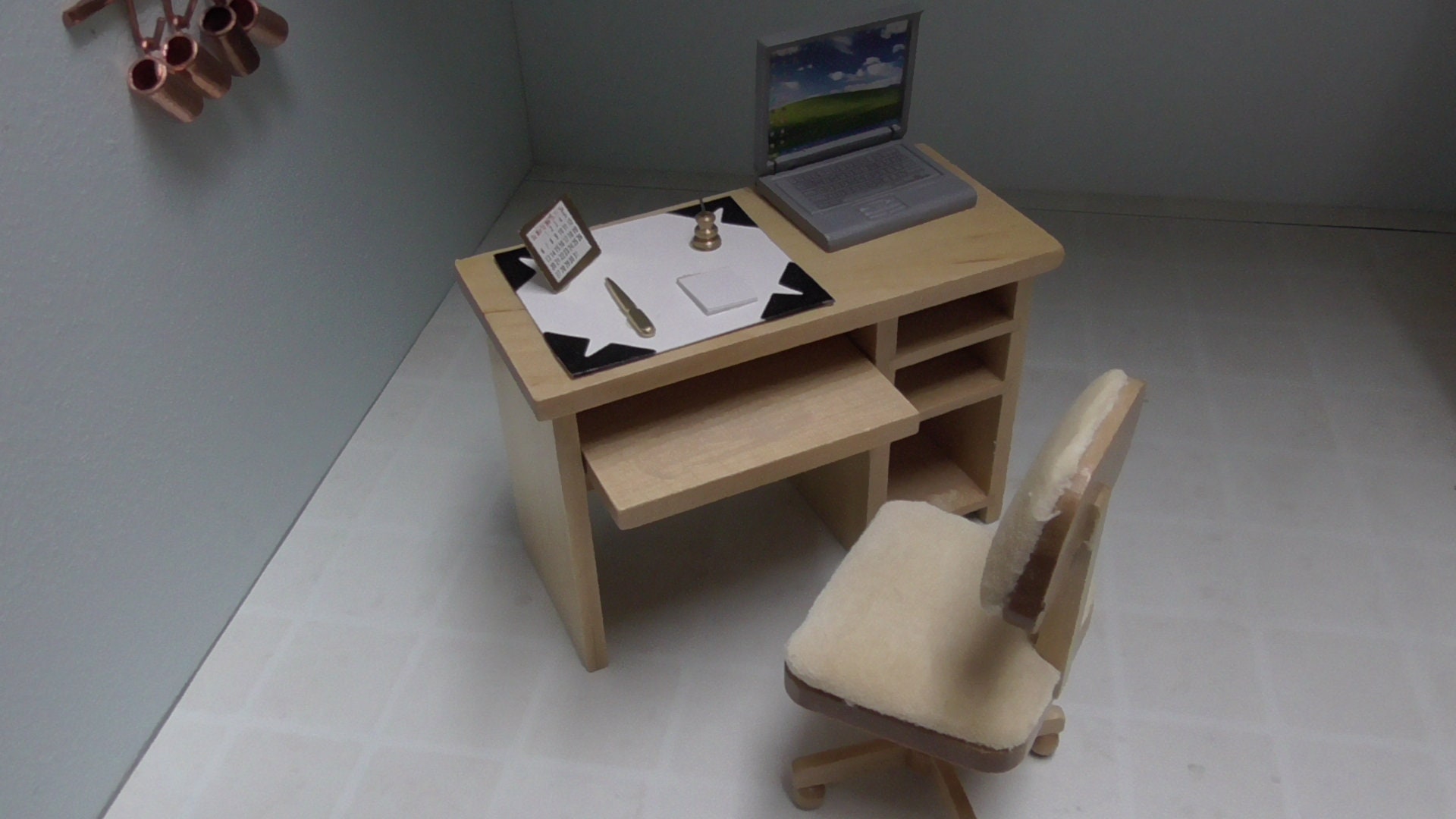 Schreibtisch und Bürostuhl braun Arbeitszimmer Puppenhaus Möbel Miniaturen 1:12 