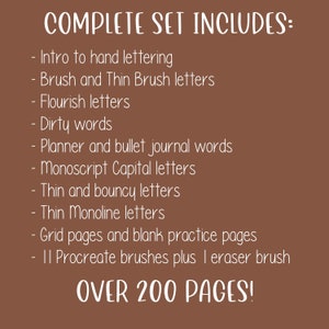 K&ouml;nnte beinhalten: Ein brauner Hintergrund mit wei&szlig;em Text, der den Inhalt eines Lettering-&Uuml;bungssets auflistet. Der Text lautet "COMPLETE SET INCLUDES:" gefolgt von einer Liste von Lettering-Stilen, darunter "Intro to hand lettering", "Brush and Thin Brush letters", "Flourish letters", "Dirty words", "Planner and bullet journal words", "Monoscript Capital letters", "Thin and bouncy letters", "Thin Monoline letters", "Grid pages and blank practice pages", "11 Procreate brushes plus 1 eraser brush" und "OVER 200 PAGES!"