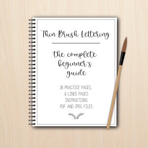 K&ouml;nnte beinhalten: Ein wei&szlig;es Heft mit einer schwarzen Spiralbindung. Der Umschlag zeigt den Text "Thin Brush Lettering: The complete beginner's guide" und den Text "38 &Uuml;bungsseiten, 6 linierte Seiten, Anweisungen, PDF- und JPEG-Dateien".
