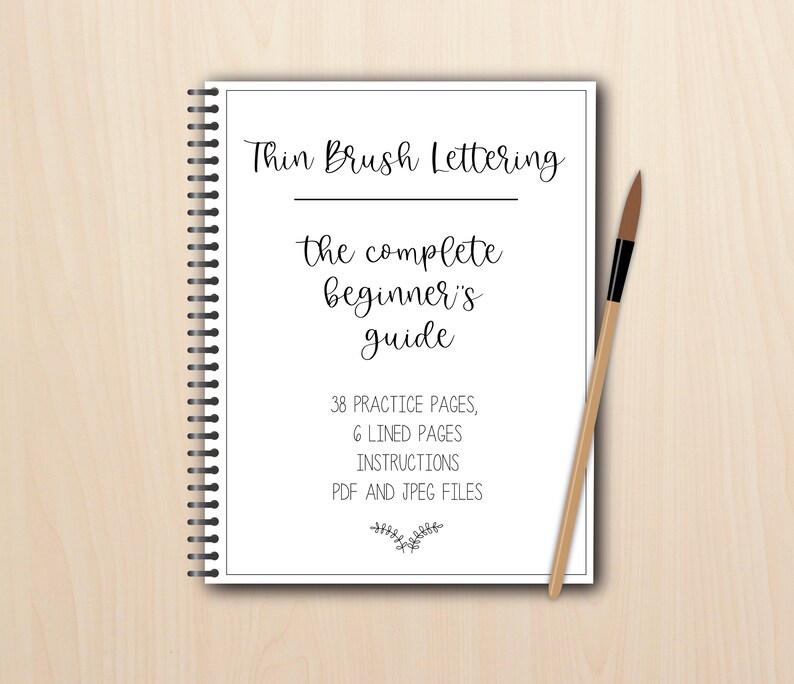 K&ouml;nnte beinhalten: Ein wei&szlig;es Heft mit einer schwarzen Spiralbindung. Der Umschlag zeigt den Text "Thin Brush Lettering: The complete beginner's guide" und den Text "38 &Uuml;bungsseiten, 6 linierte Seiten, Anweisungen, PDF- und JPEG-Dateien".