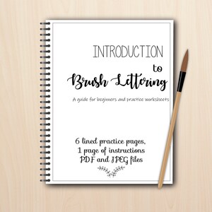 K&ouml;nnte beinhalten: Ein wei&szlig;es Spiralblock mit dem Titel "INTRODUCTION to Brush Lettering" und dem Text "A guide for beginners and practice worksheets 6 lined practice pages, 1 page of instructions PDF and JPEG files".