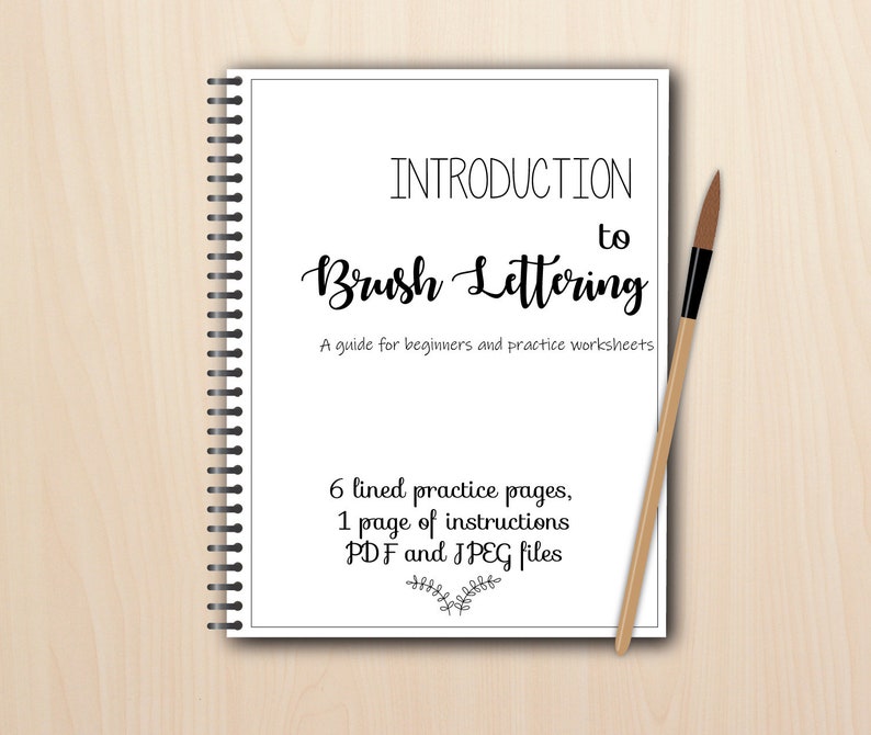 K&ouml;nnte beinhalten: Ein wei&szlig;es Spiralblock mit dem Titel "INTRODUCTION to Brush Lettering" und dem Text "A guide for beginners and practice worksheets 6 lined practice pages, 1 page of instructions PDF and JPEG files".