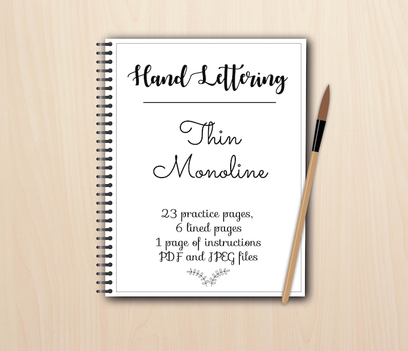 K&ouml;nnte beinhalten: Ein wei&szlig;es Notizbuch mit einer schwarzen Spiralbindung. Der Umschlag tr&auml;gt den Text "Hand Lettering Thin Monoline" und den Text "23 &Uuml;bungsseiten, 6 linierte Seiten 1 Seite mit Anweisungen PDF und JPEG files".