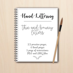 K&ouml;nnte beinhalten: Ein wei&szlig;es Spiralblock mit dem Titel "Hand Lettering" und dem Text "Thin and bouncy letters" in schwarzer Kursivschrift. Der Block enth&auml;lt 23 &Uuml;bungsseiten, 6 linierte Seiten und 1 Seite mit Anweisungen. Der Block ist im PDF- und JPEG-Format verf&uuml;gbar.