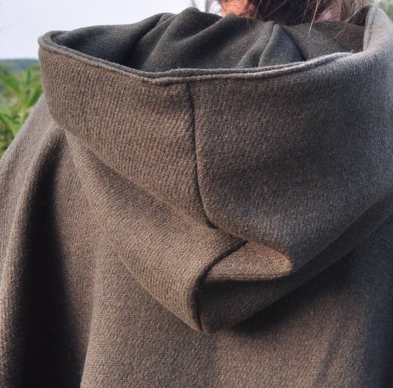 The Duellist Origami Poncho. Mens Fold-up Green Wool Cloak image 8