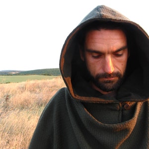 Il duellante Origami Poncho. Mantello di lana verde pieghevole da uomo immagine 5