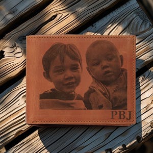 Cadeau pour Mari ou Petit Ami – Portefeuille Homme Photo Gravée avec Message ou Initiales – Cadeau d’Anniversaire Personnalisé